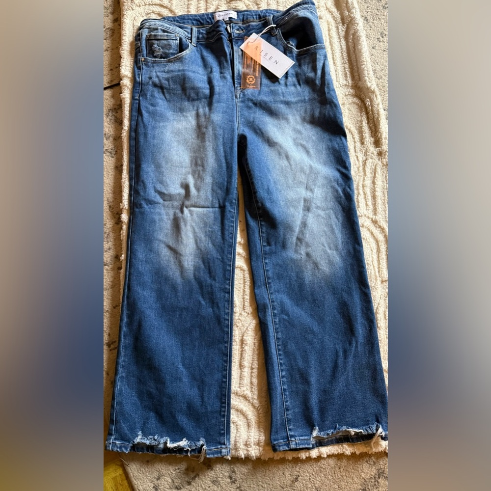 Women’s Risen Los Angeles Jeans size 2X  Blue  with Distressed Hem.